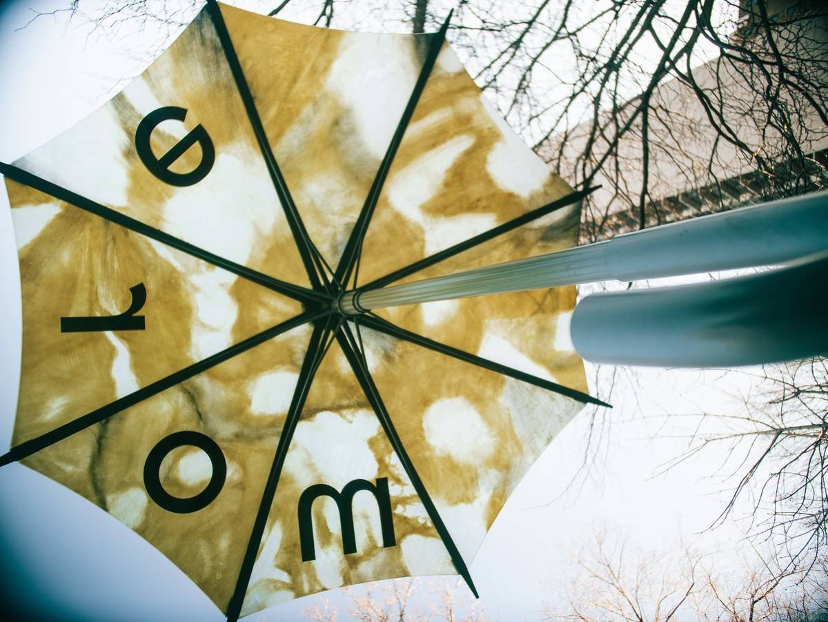 Infographic showing 5 types of beach umbrella decorations ranked by durability: fabric paint (low), heat-transfer vinyl (medium), marine rope trim (high), embroidered patches (very high), and UV-resistant dye sublimation (highest)