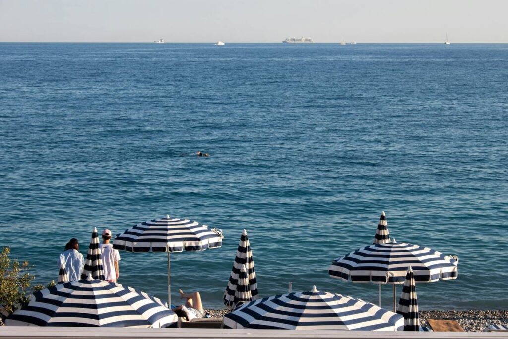 Is Your Sun Umbrella Waterproof? What Most Beachgoers Get Wrong (And How to Fix It)