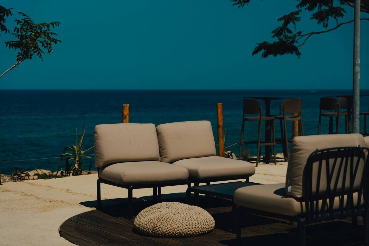 Side-by-side photo showing temperature difference under shaded vs. unshaded patio furniture using infrared thermal imaging