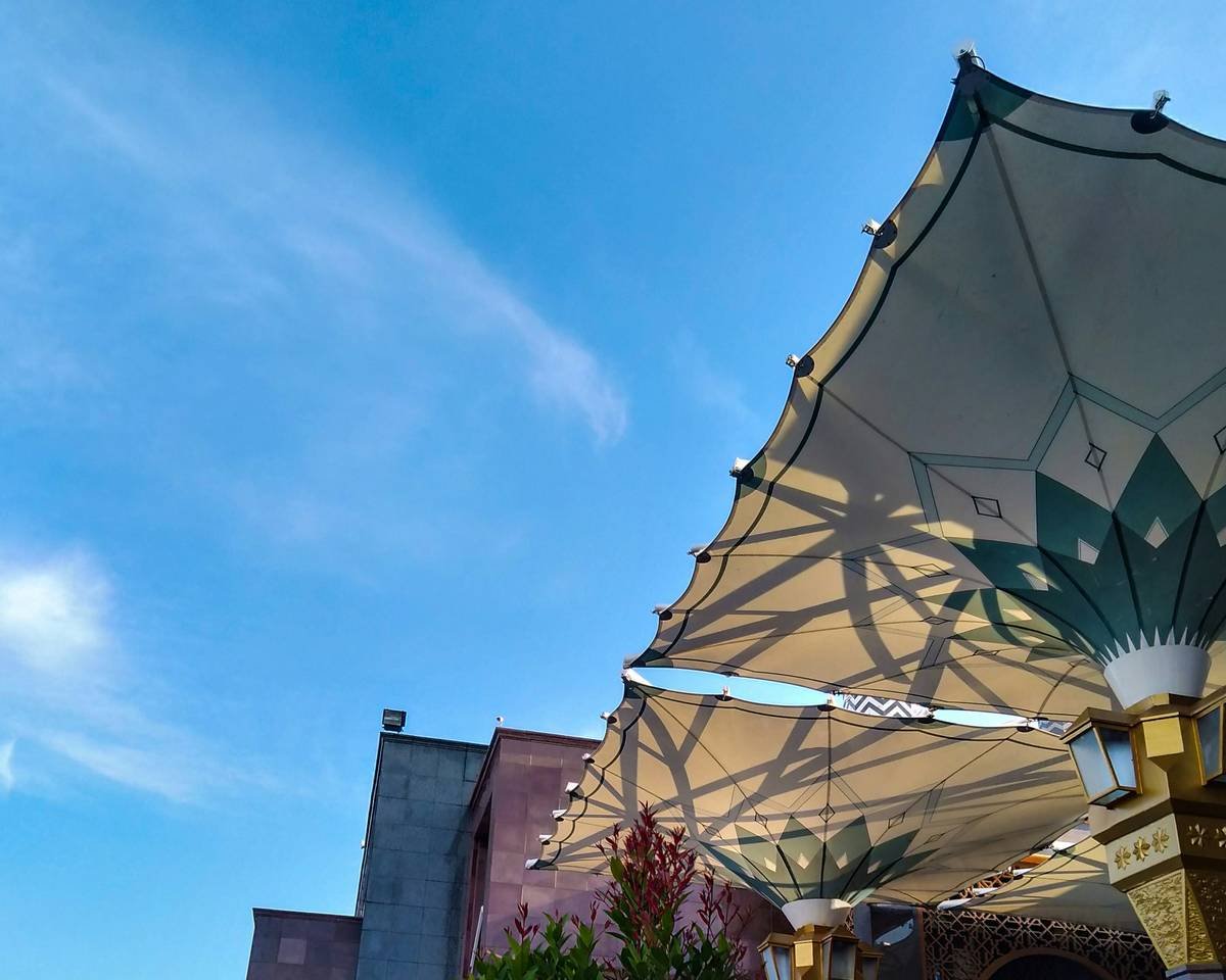 Comparison chart showing UV protection levels, frame materials, and base weight requirements for common shade umbrellas for patio