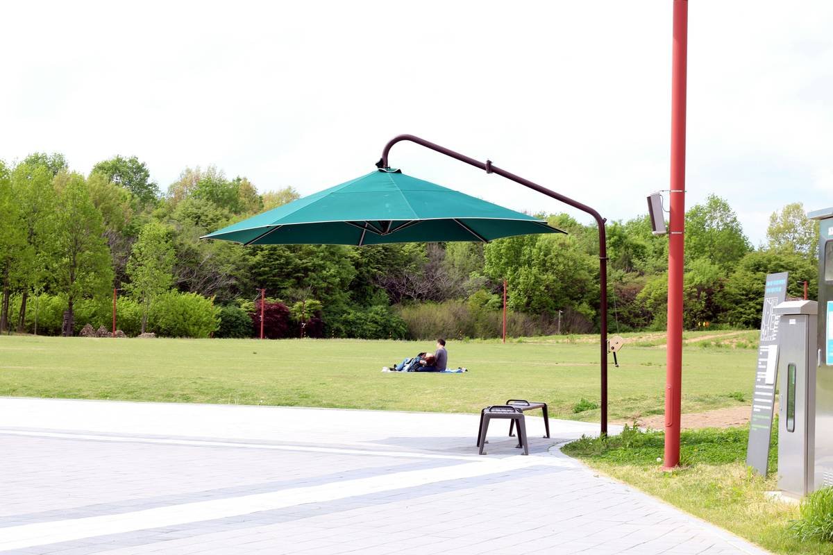 Comparison table of common shade panel materials: Olefin, Polyester, Acrylic, Vinyl – showing UPF rating, breathability, fade resistance, and price