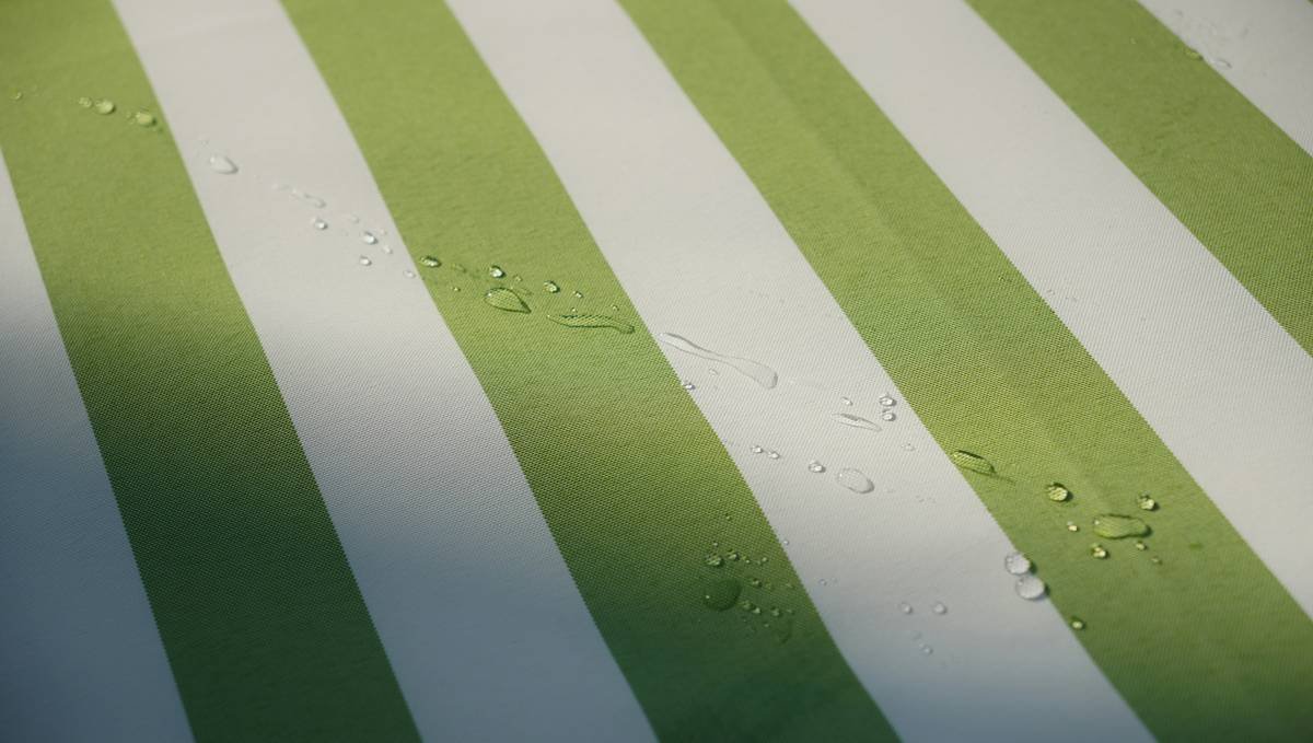 Diagram showing how non-breathable covers trap moisture against umbrella fabric, leading to mildew and metal corrosion