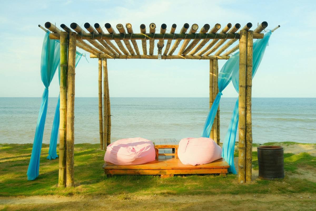 How to Choose the Perfect Outdoor Leisure Ways Patio Umbrella for Your Beachside Oasis