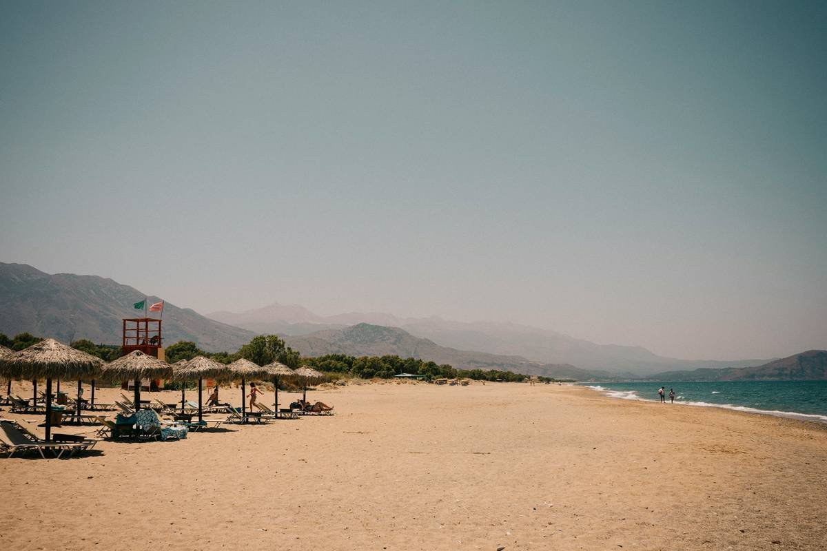 How to Choose the Perfect Sun Umbrella for Beach Days That Won’t Leave You Burnt or Broke