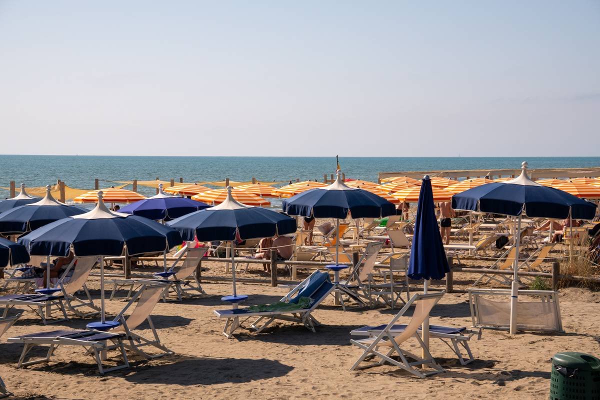 How to Make a Beach Umbrella That Actually Stays Put (And Doesn’t Look Like a DIY Disaster)