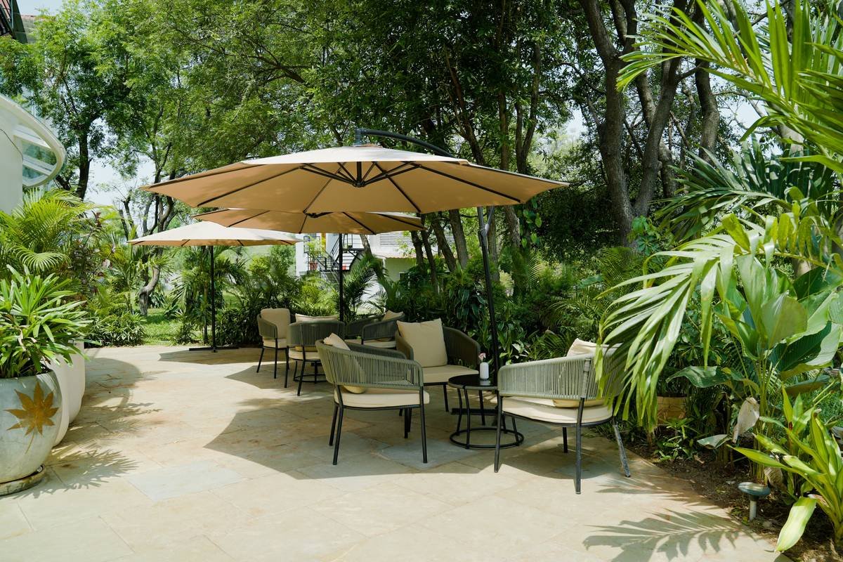 Infographic comparing UV blockage: standard beach umbrella (60%) vs. UPF 50+ patio umbrella shade screen (98%)
