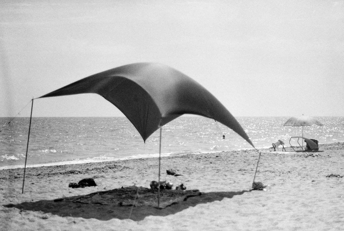 Infographic showing 72% of users abandon beach umbrellas due to difficult setup or instability