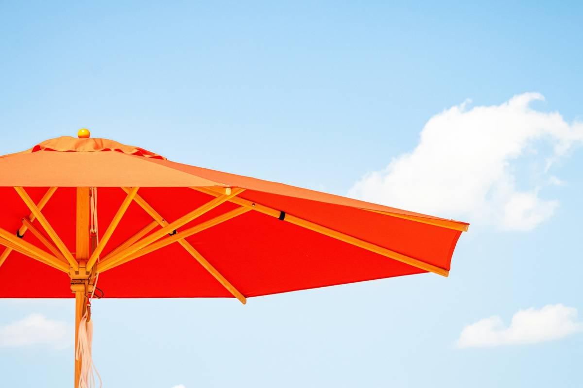 Why Your Beach Day Sucks (And How a Waterproof Beach Umbrella Makro Fixes It)