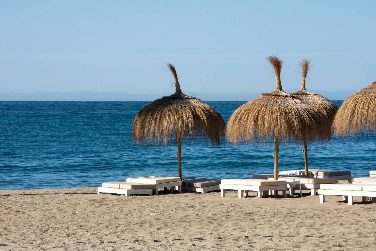 Bar chart comparing annual costs of buying vs. renting beach chair and umbrella sets based on usage frequency