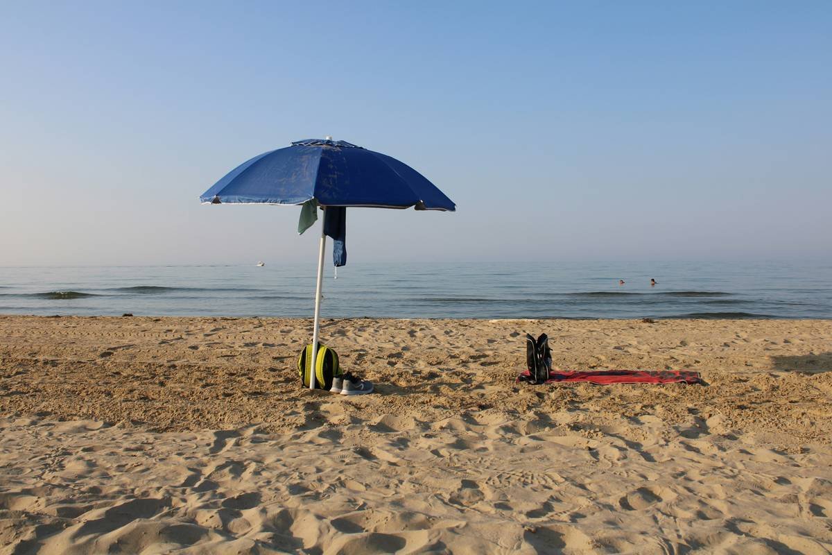 heavy duty beach umbrella windproof with dual ventilation and stainless steel frame on beach
