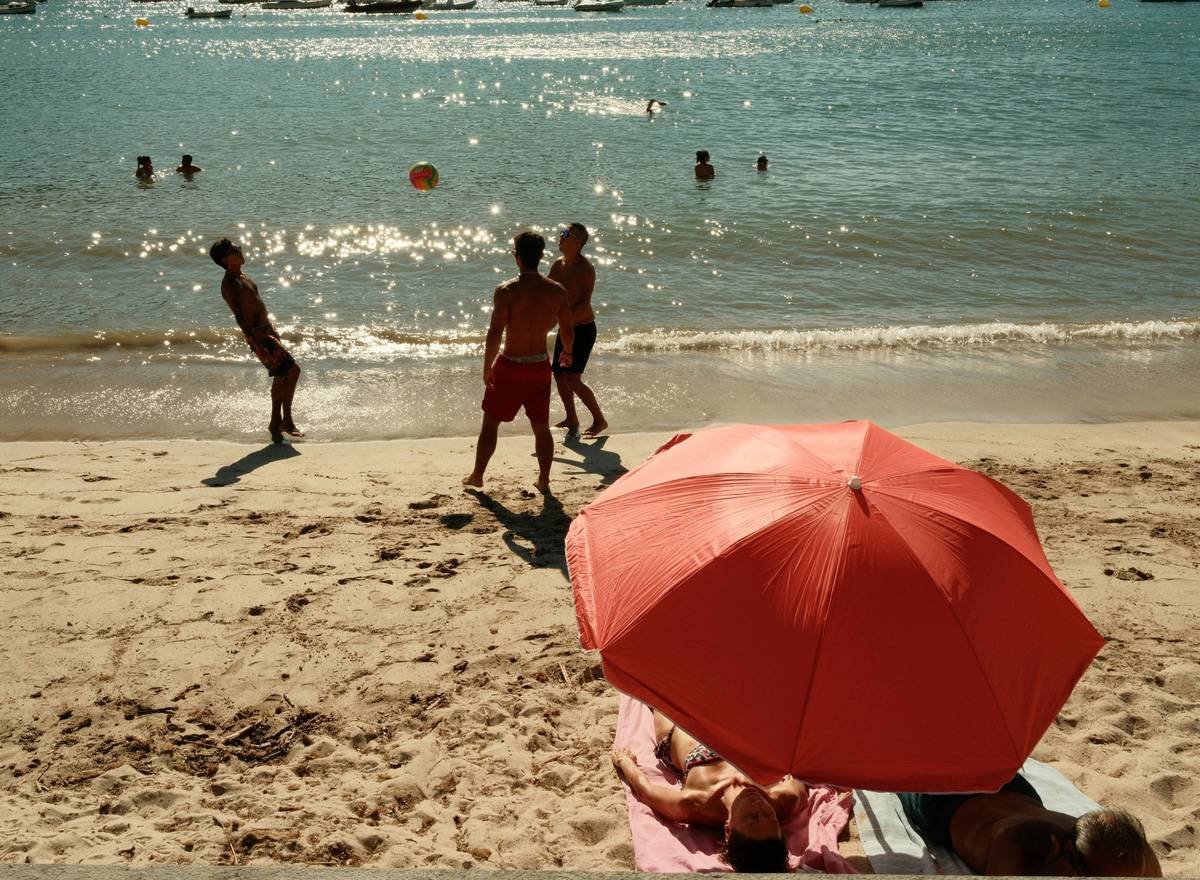 Why Beach Chairs with Umbrella Attached Are the Smartest Upgrade for Your Shore Setup